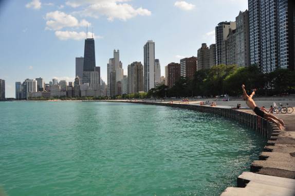 Saltando nas refrescantes águas do lago Michigan, em Chicago, estado de Illinois, nos Estados Unidos. se fosse no inverno...